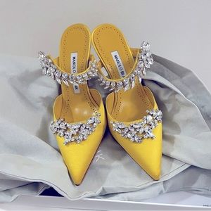 Manolo Blahnik Lurum 90mm Crystal-Embellished Mules In Yellow Satin 36